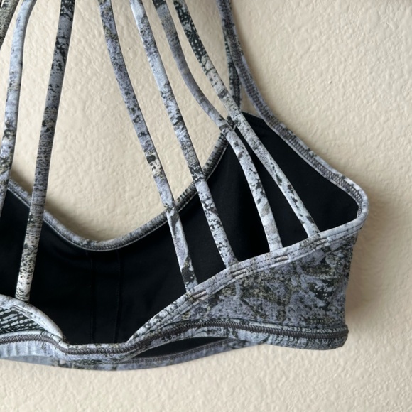 LuluLemon Sports Bra Strappy Back Gray Black Beige Geo Snake Design Size 6 - Picture 8 of 11